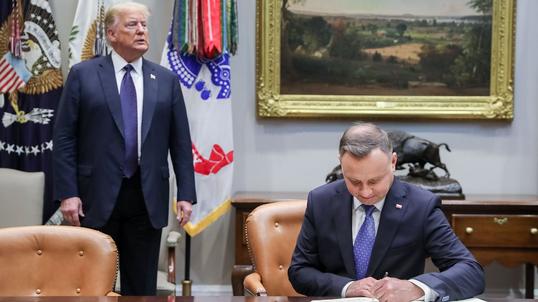 Donald Trump stoi, Andrzej Duda siedzi. Wizyta prezydenta w Białym Domu