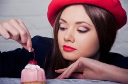 Tego lata bądź jak Francuzka! Supermodny makijaż paryski krok po kroku