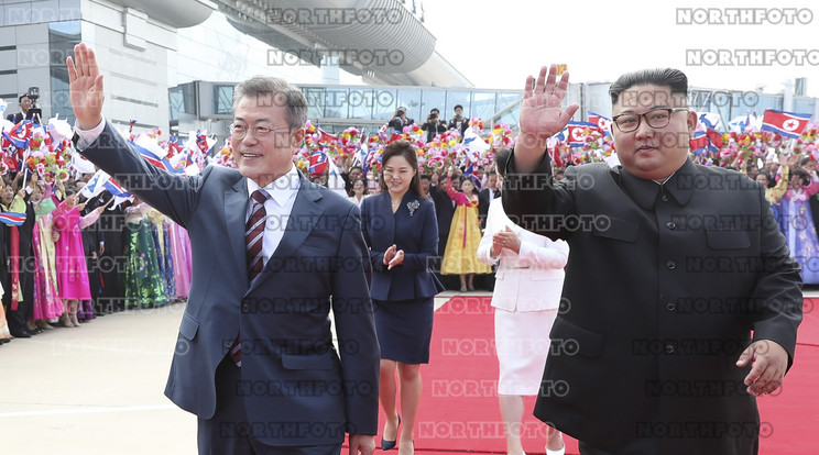 Mun Dzsein dél-
koreai és Kim
Dzsongun phenjani vezető egymást túllicitálva ünnepelt /Fotó: Northfoto