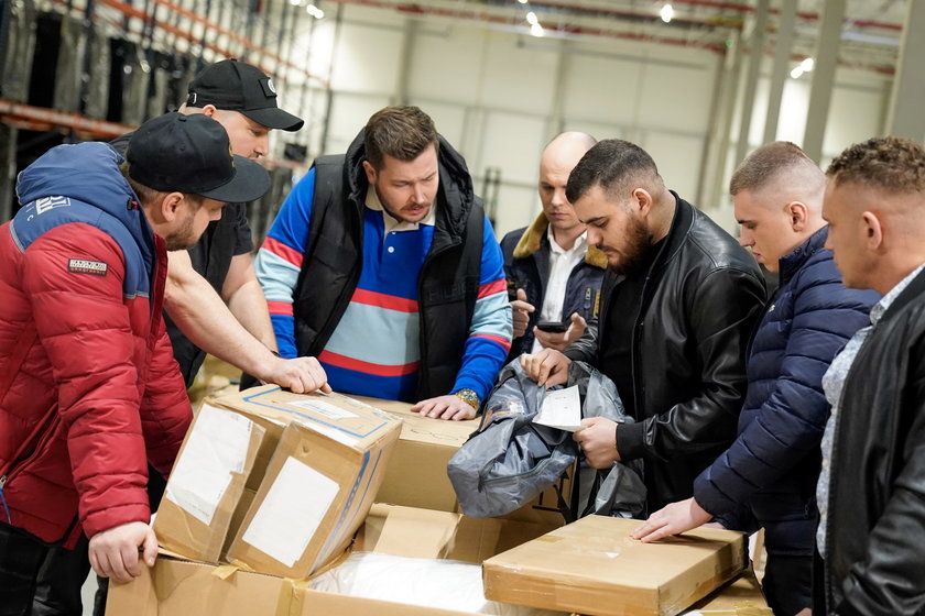 W każdym odcinku będziemy mieli okazję obserwować, jak kilku doświadczonych handlarzy i nieobawiających się ryzyka sprzedawców konkuruje ze sobą, walcząc o zdobycie najbardziej wartościowego towaru. 