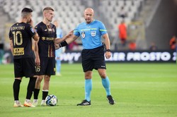 Marciniak podyktował dwa karne. Zwycięski gol w 9. minucie doliczonego czasu gry [WIDEO]