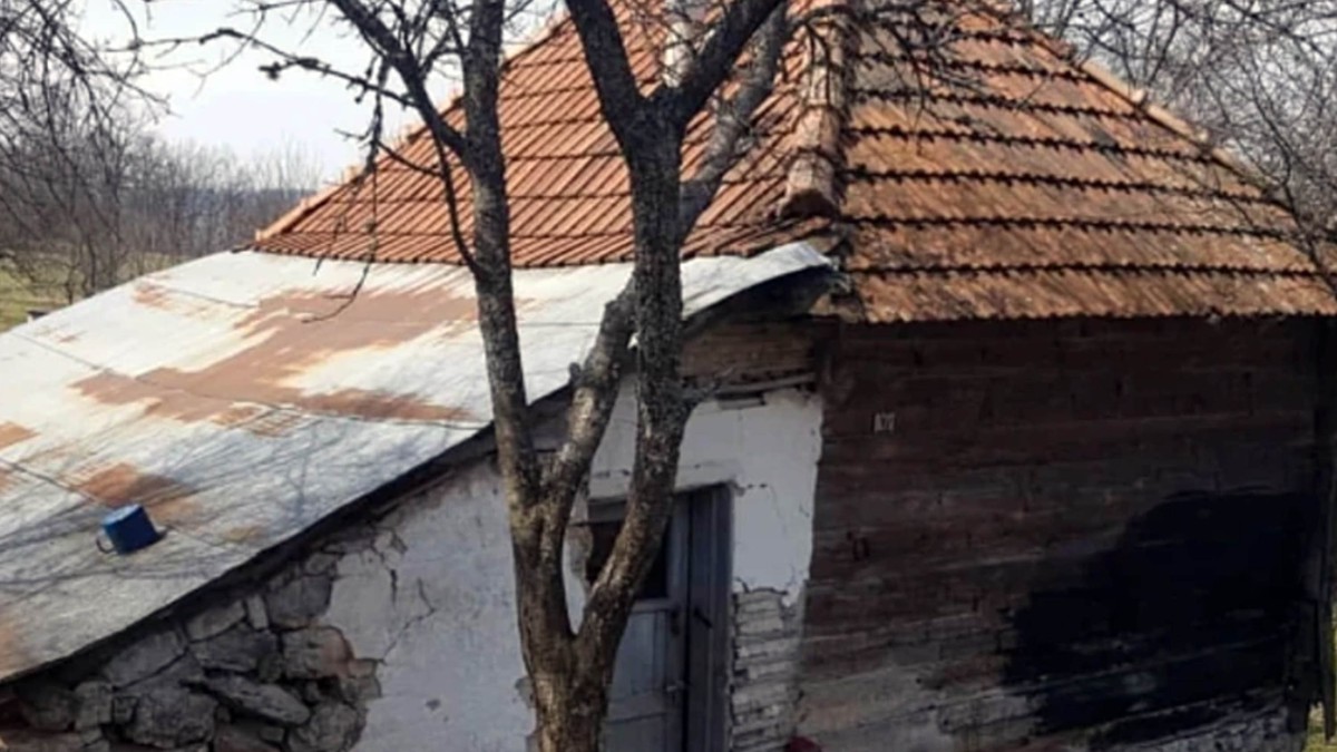 (FOTO) U OVOJ TROŠNOJ KUĆI JE ODRASTAO NAŠ POZNATI FOLKER Njih šestoro u istoj prostoriji: 