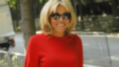 Brigitte Macron w czerwieni. Pasuje jej ta kreacja?