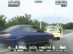 Żelazny policjant w akcji. Potrąciło go auto, a on...