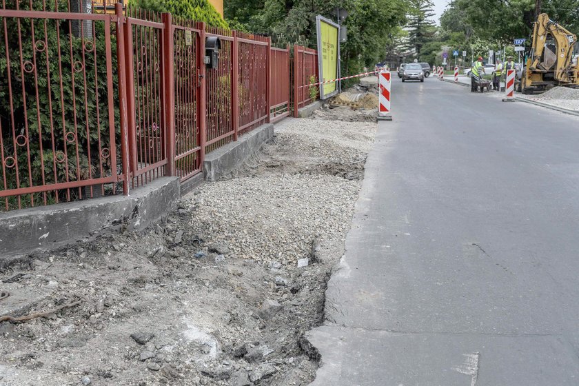 Zniszczone chodniki i jezdnie