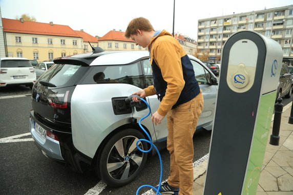 Mit 3: "Prąd do samochodów i tak robi się z węgla, więc samochody elektryczne są mniej ekologiczne niż spalinowe".