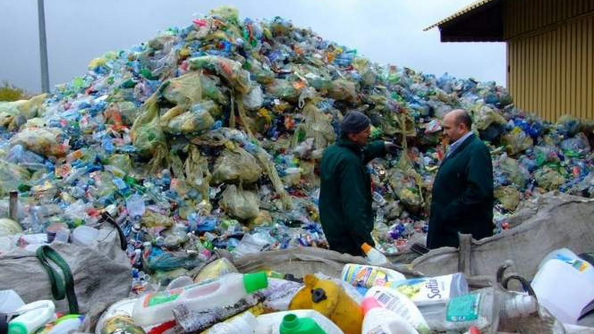 "Nowa Trybuna Opolska": Firma może nie zdobyć kontraktu na wywóz śmieci od 1 lipca. Wtedy pracę straci ok. 70 osób.