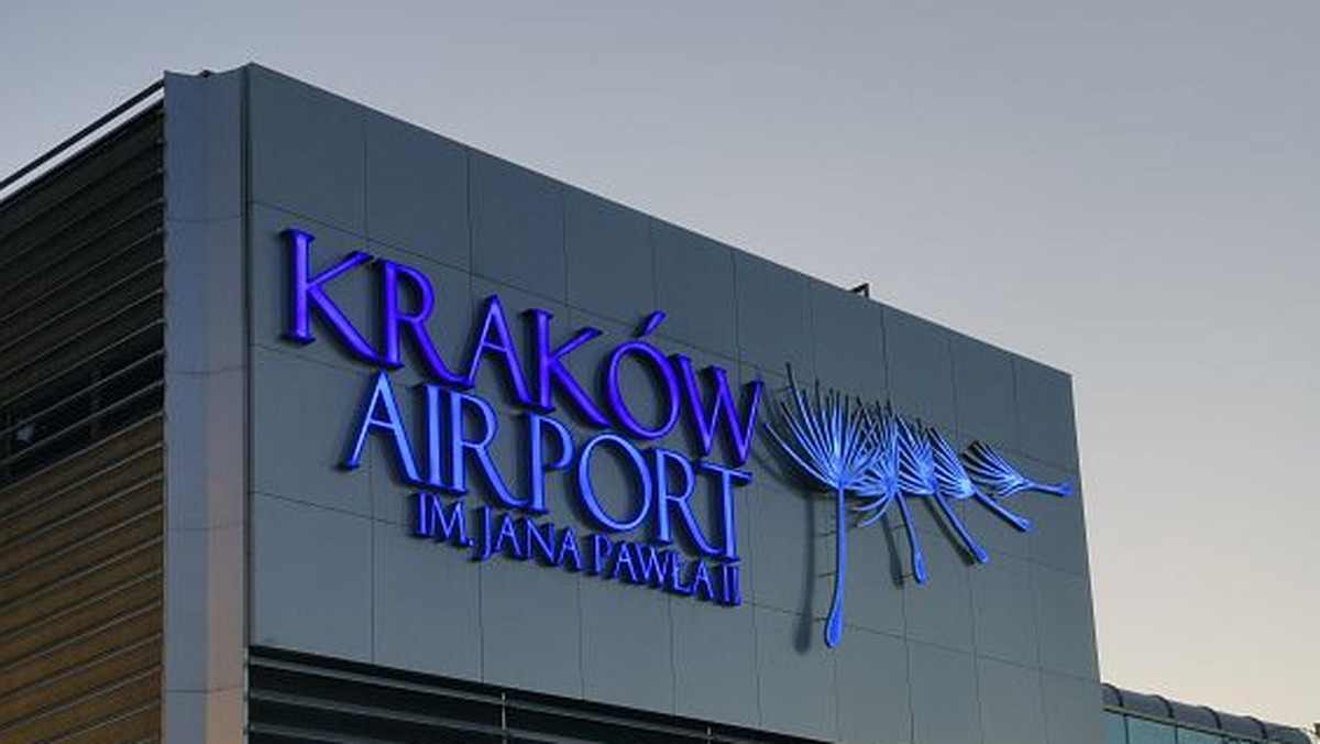 Międzynarodowy Port Lotniczy Kraków-Balice od poniedziałku uruchamia własną sieć taksówkową, posiadającą wyłączność na postój przed terminalami pasażerskimi lotniska. Zdaniem przedstawicieli portu jest to pierwsze tego typu rozwiązanie w naszym kraju.