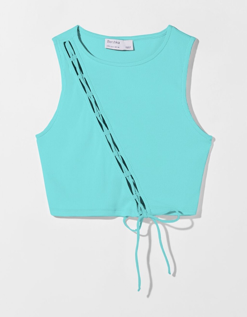 Knalliges Shirt mit Schnürung von Bershka für 19.90 Franken. 