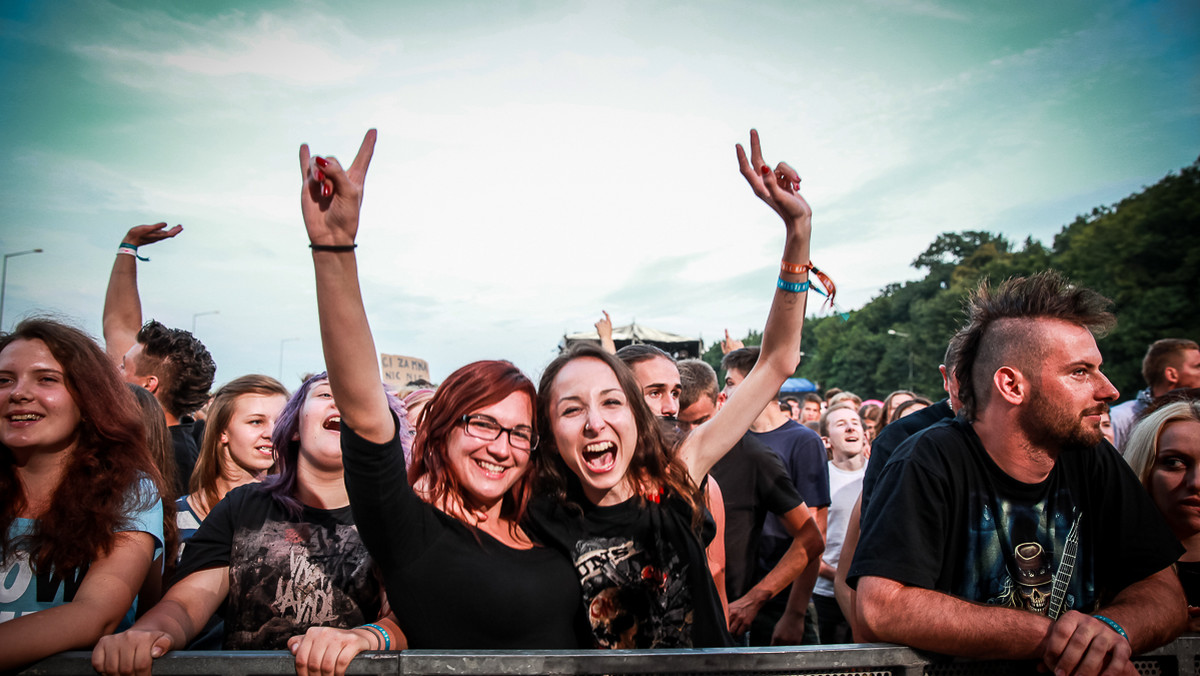 Niespodzianka dla wszystkich wielbicieli muzyki rockowej oraz fanów tegorocznych gwiazd Jarocin Festiwal! Od teraz możecie poczuć klimat zbliżającej się imprezy słuchając utworów wszystkich dotychczas ogłoszonych artystów, za pośrednictwem Radia Jarocin Festiwal 2015, dostępnego w serwisie Tuba.fm. Specjalnie dla Was, kanał będzie dostępny przez 24 godziny na dobę, 7 dni w tygodniu!