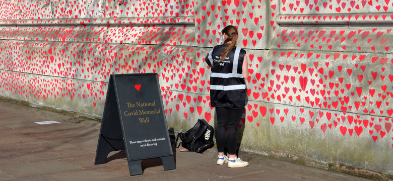 150 tys. serc – nielegalny londyński mural upamiętniający ofiary COVID-19