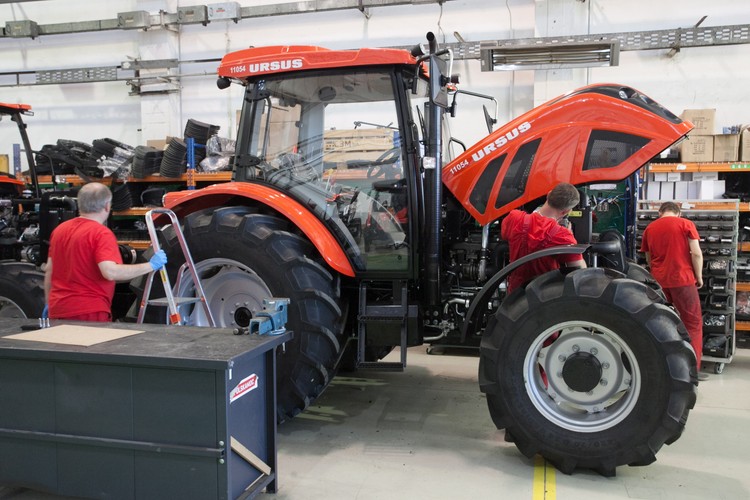 Środki na inwestycję pochodziły z funduszy własnych spółki. Do tej pory w 2016 r. w ramach poszerzania oferty produktowej i i rozbudowy zaplecza produkcyjnego Ursus wydał 9,3 mln zł.  <br>Ursus posiada obecnie 3 zakłady produkcyjne: w Dobrym Mieście, Opalenicy i największy w Lublinie. Zatrudnia w nich łącznie ponad 800 osób. <br>fot. (zuz) PAP/Wojciech Pacewicz