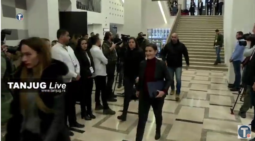 Ana Brnabić stiže na sednicu