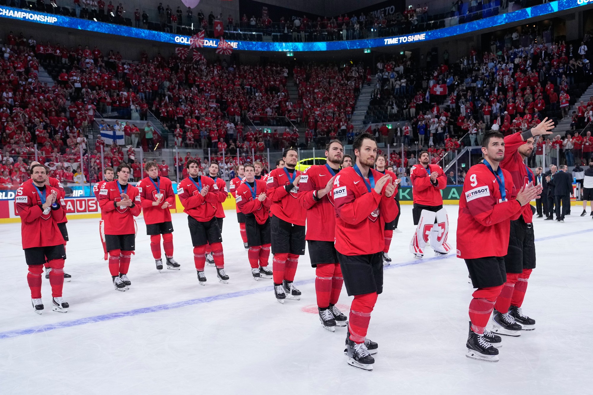 Smutní hokejisti Švajčiarska po prehre vo finále MS 2026. 
