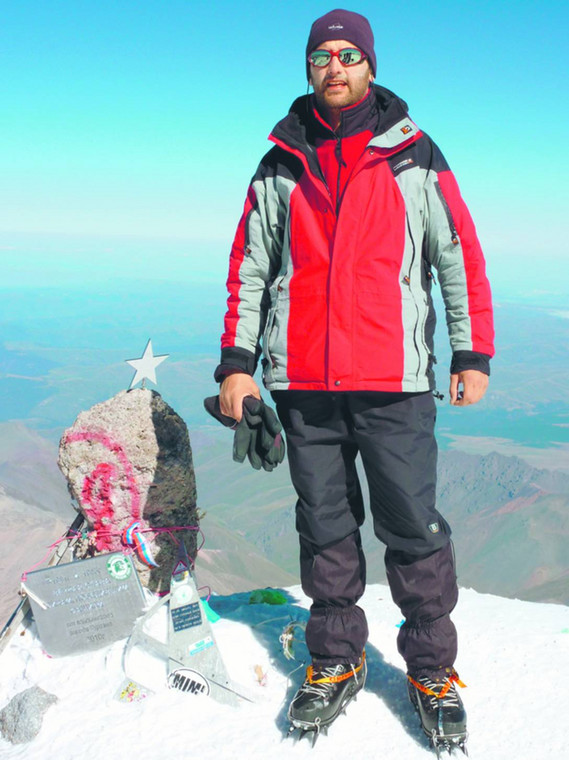 Pasje kontrolerów często również sięgają nieba. Maciej Czubek, kontroler warszawskiego zbliżania, na szczycie Elbrusa (IX 2010 r.)
