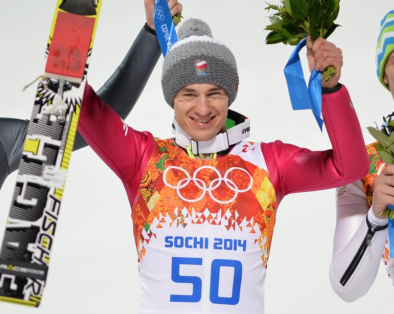 Tak Kamil Stoch frunął po złoto, a potem cieszył się z medalu. ZDJĘCIA