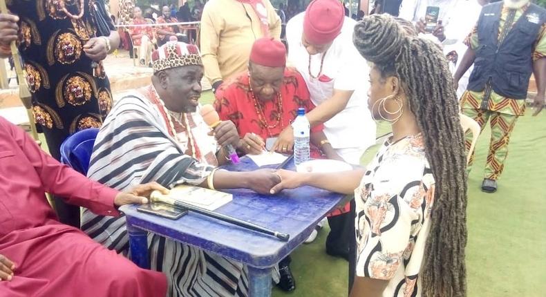 40 Americans claim Igbo ancestry, take traditional names in Enugu. [Punch]