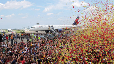 NBA: Cavaliers i LeBrona Jamesa witało na lotnisku ponad 10 tys. fanów