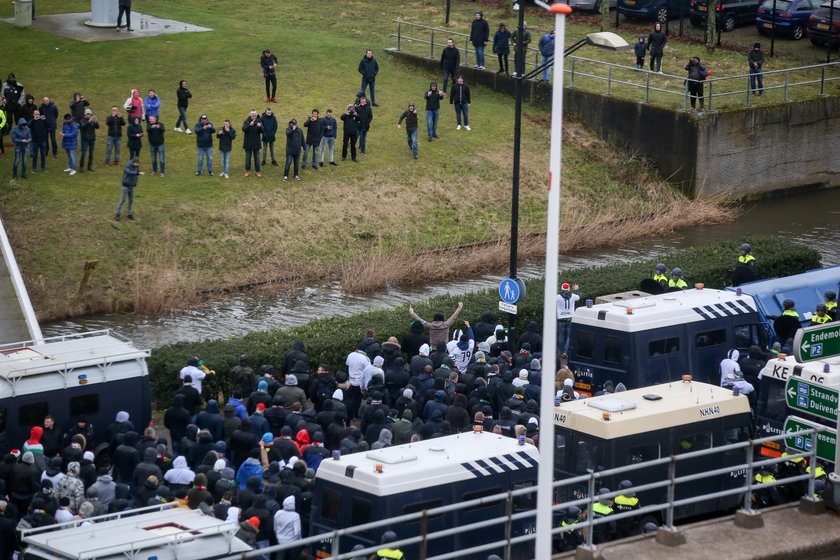 Ajax – Legia. Kibice pod eskortą, policja w gotowości