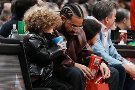 Kada je ugledao TEK ROĐENOG SINA, pevač 3 PUTA TRAŽIO DNK TEST, sumnjao da mu je bivša PODMETNULA TUĐE DETE: "Dečak preslikani trener svoje mame", i evo kako se završila PORODIČNA DRAMA