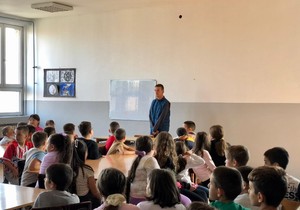 Đorđe Mitrović posetio je tri osnovne škole u Prokuplju kako bi podstakao učenike od prvog do četvrtog razreda da učestvuju na literarnom konkursu "Srbija za sve"