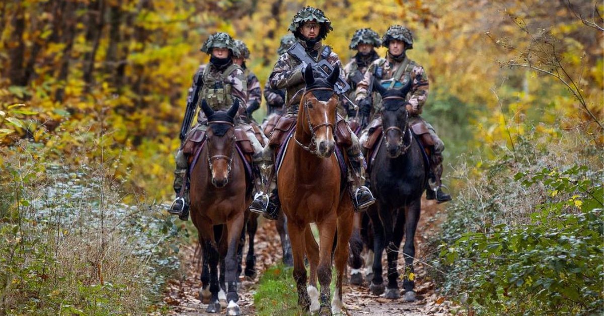 Kawaleria na czołgi? W tej zachodniej armii jeźdźcy wciąż idą do boju