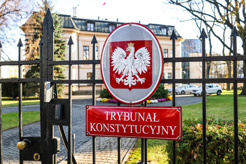 Tabliczka informacyjna na ogrodzeniu Trybunału Konstytucyjnego w al. Jana Christiana Szucha w Warszawie