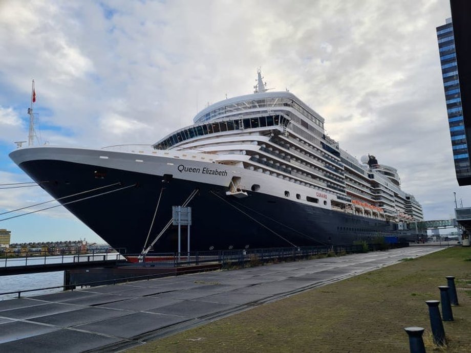 Statek Queen Elizabeth w Amsterdamie.