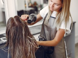 Dekoloryzacja to bułka z masłem - jak przez nią przejść, aby zachować zdrowie włosów?