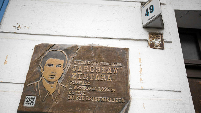 Tablica na budynku, w którym mieszkał Jarosław Ziętara