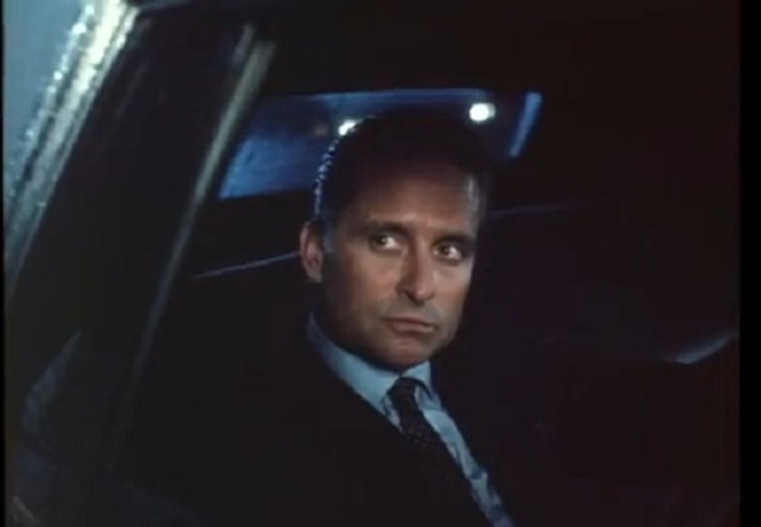 Beskrupuloznog berzanskog špekulanta Gordona Geka igra je Majkl Daglas