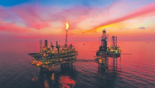 OPEC zmniejsza wydobycie ropy naftowej. Bliski Wschód zawiera taktyczny sojusz z Rosją