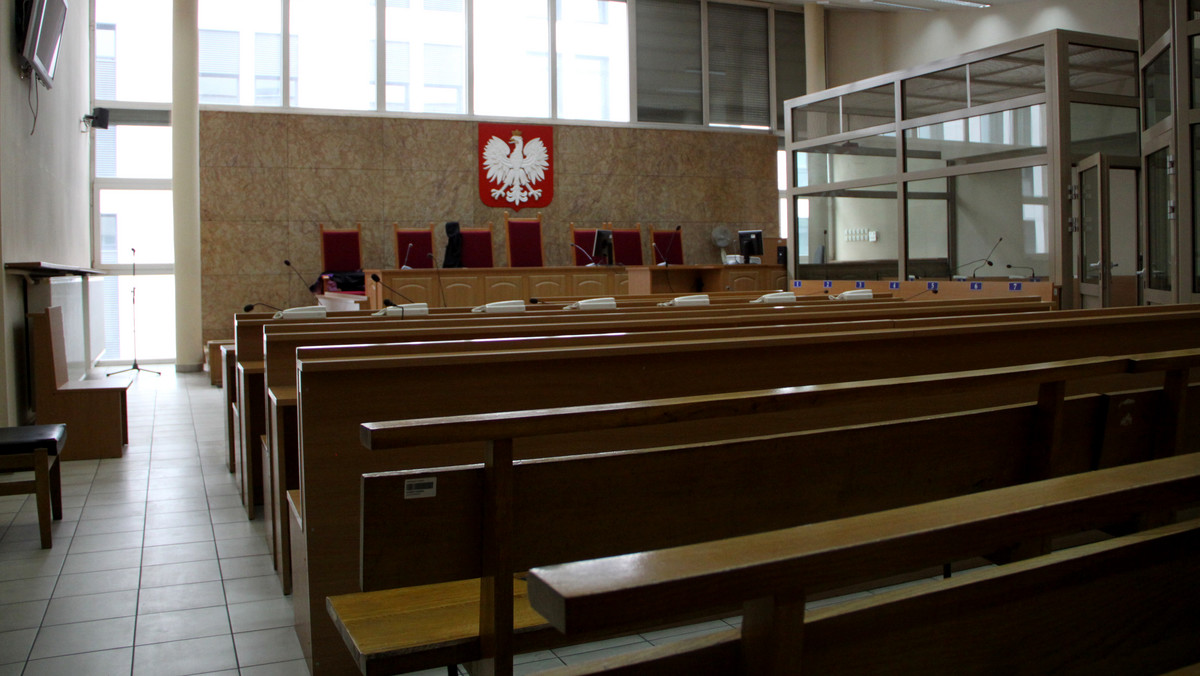 Prokuratura Okręgowa w Kielcach zakończyła śledztwo i skierowała do Sądu Okręgowego akt oskarżenia w sprawie Macieja N. Mężczyzna jest oskarżony o usiłowanie tzw. oszustwa sądowego przy użyciu podrobionego weksla opiewającego na kwotę 1,3 mln zł. Grozi mu do 25 lat więzienia.