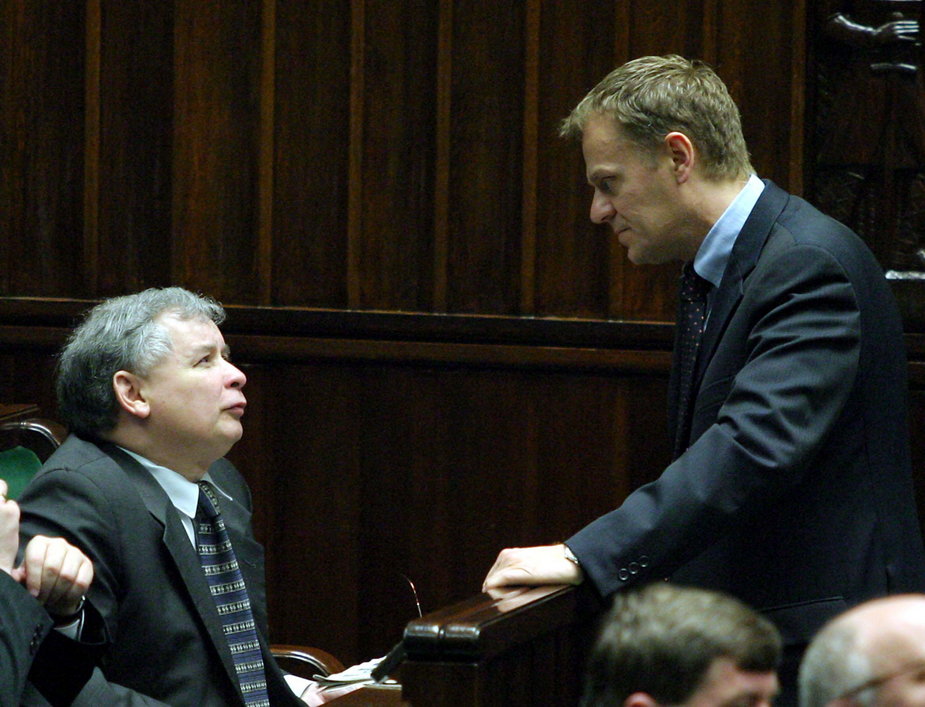 Jarosław Kaczyński i Donald Tusk w Sejmie w maju 2004 r.