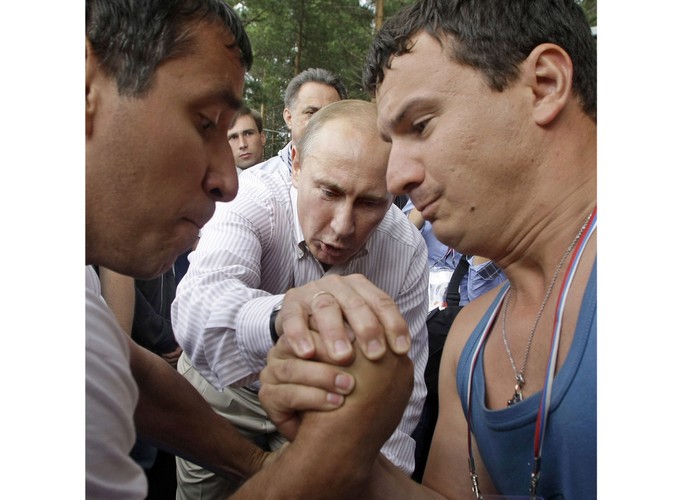 Premier Putin próbuje wpłynąć na wynik pojedynku