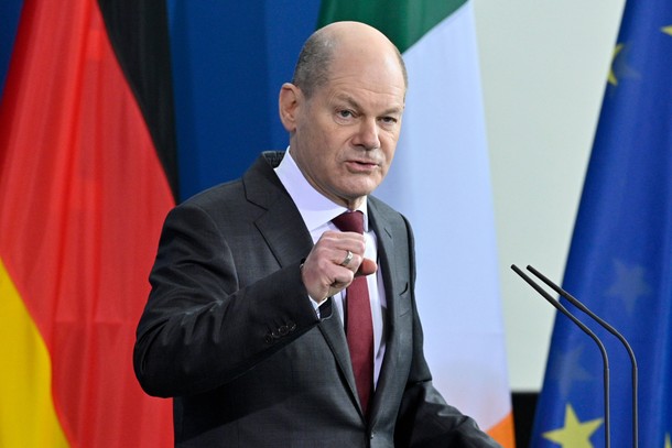 Niemiecki kanclerz Olaf Scholz wstrzymał dziś projekt gazociągu Nord Stream 2, który miał zwiększyć przepustowość rosyjskiego gazu do Niemiec. „W świetle ostatnich wydarzeń musimy dokonać ponownej oceny sytuacji – tłumaczył.