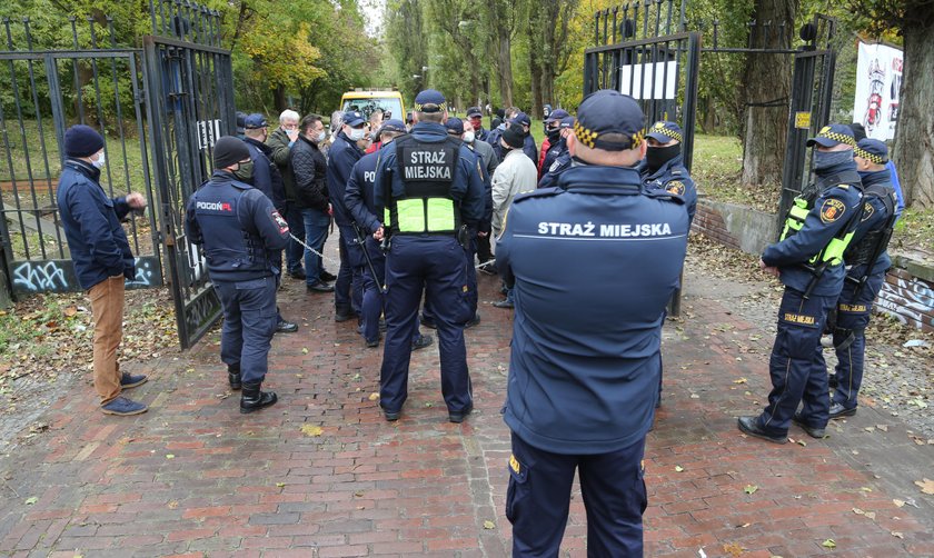 W asyście policji i straży miejskiej. Nadzór budowlany zamyka Skrę