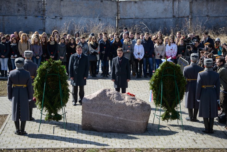 Gubernator Obwodu Smoleńskiego Aleksiej Ostrowskij i minister transportu Rosji Maksim Sokołow składają kwiaty przy pamiątkowym obelisku w miejscu katastrofy prezydenckiego samolotu