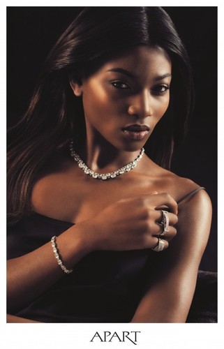 Osi Ugonoh w sesji Apart