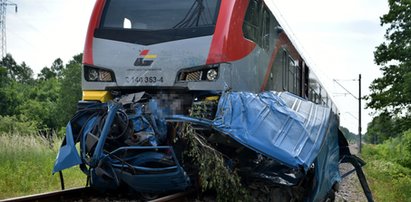 Pociąg zmiażdżył furgonetkę. Są ofiary!