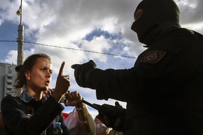 Białorusini przeciwko sfałszowanym wyborom protestują już trzeci miesiąc. Domagają się dymisji Łukaszenki, powtórzenia głosowania i wypuszczenia więźniów politycznych. Mińsk, wrzesień 2020 r.