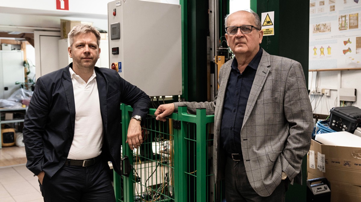 Dr hab. inż. Maciej Zawidzki i dr hab. inż. Zbigniew Wołejsza z warszawskiego Instytutu Podstawowych Problemów Techniki PAN