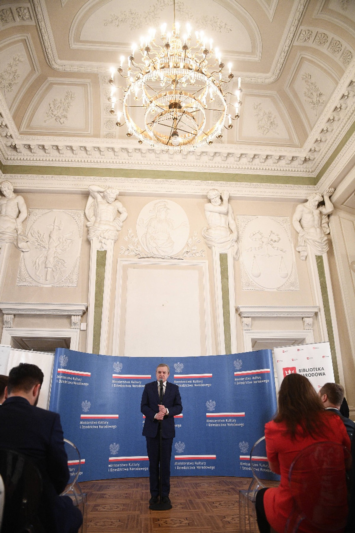 Zaginione dzieła to dzieło Józefa Pankiewicza „Ananas”, obraz Iwana Trusza „Pejzaż z okolic Neapolu” i „Portret Prezydenta Ignacego Mościckiego” autorstwa Kazimierza Pochwalskiego.