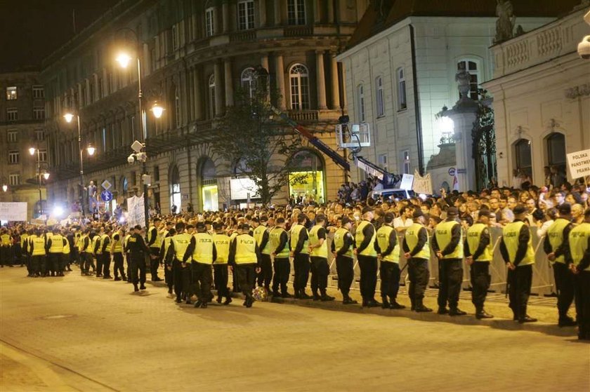 Jest już krzyż przed Pałacem Prezydenckim