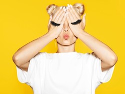 Nie gorzej niż w gabinecie! Domowe sposoby na pielęgnację brwi i rzęs