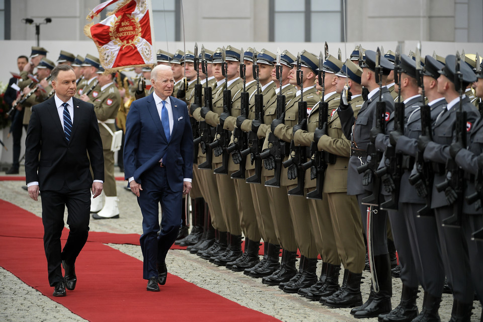 Joe Biden razem z Andrzejem Dudą podczas przywitania amerykańskiego prezydenta przed Pałacem Prezydenckim. 26.03.2022 r.