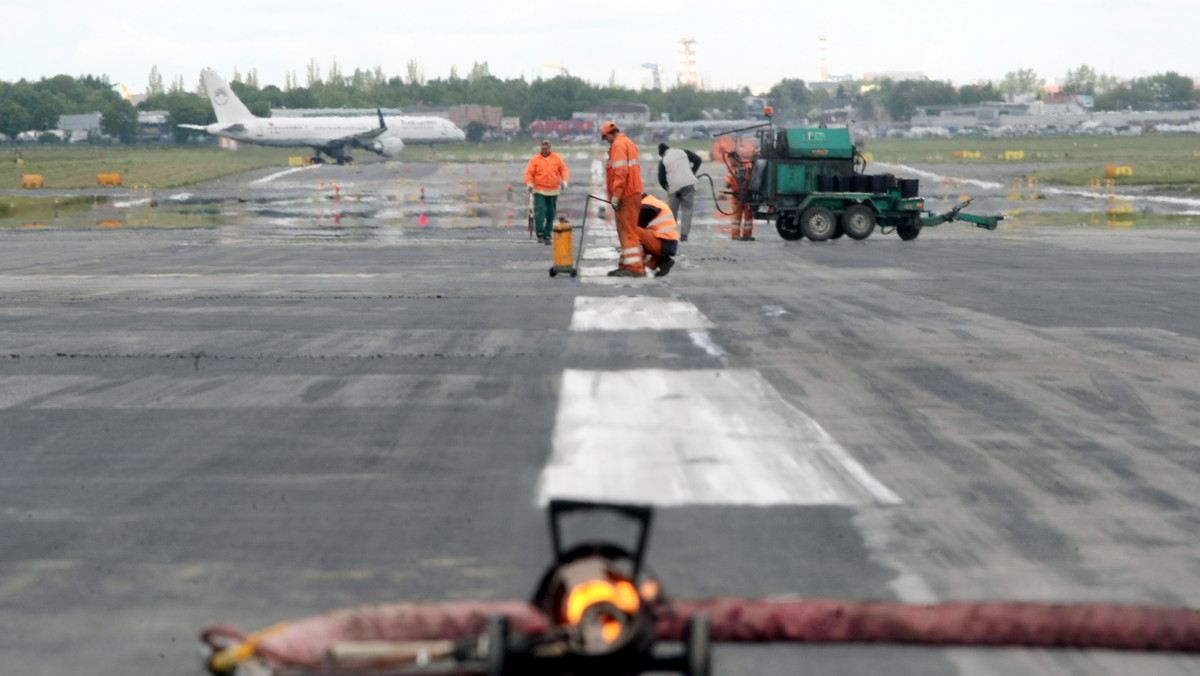 550 ton asfaltu w ciągu godziny będą musiały dowozić wywrotki na remontowane skrzyżowanie pasów międzynarodowego lotniska Okęcie. Na przyjęcie odrzutowców szykują się Łódź, Gdańsk i Kraków - pisze "Życie Warszawy".