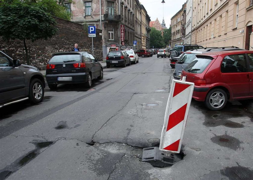 Horror i groza! Tak wyglądają krakowskie ulice. Inspektorzy Najwyższej Izby Kontroli w najnowszym, wydanym kilka dni temu raporcie stwierdzili, że to najgorsze drogi miejskie w Polsce. Aż 70 procent z nich nadaje się jedynie do remontu.