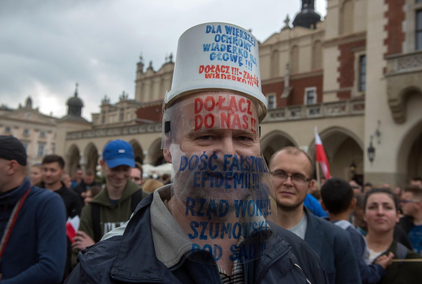 Uważają, że pandemii nie ma i protestują. Szokujące obrazki z Polski
