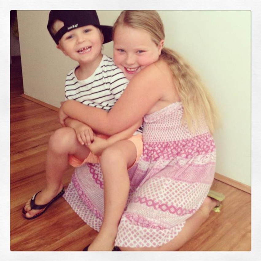 Bela sa bratom kojeg je spasla davljenja